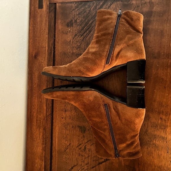 Santana Canada Women’s Misty Zip Bootie. Size 9 color Tan.Waterproof. 2 in Heel - Picture 4 of 5